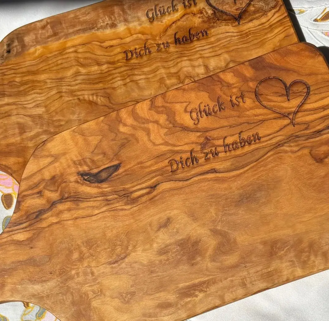 Olivenholz Schneidebrett mit individueller Logo-Gravur